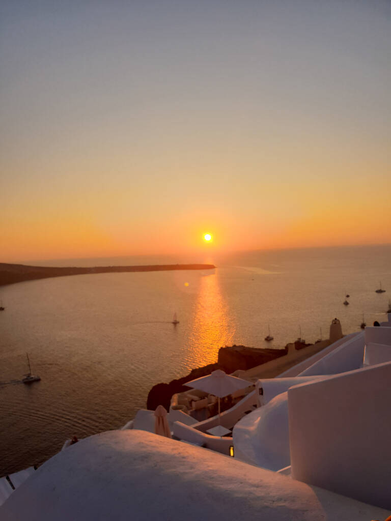 Coucher de soleil sur la mer Égée à Oia, Santorin