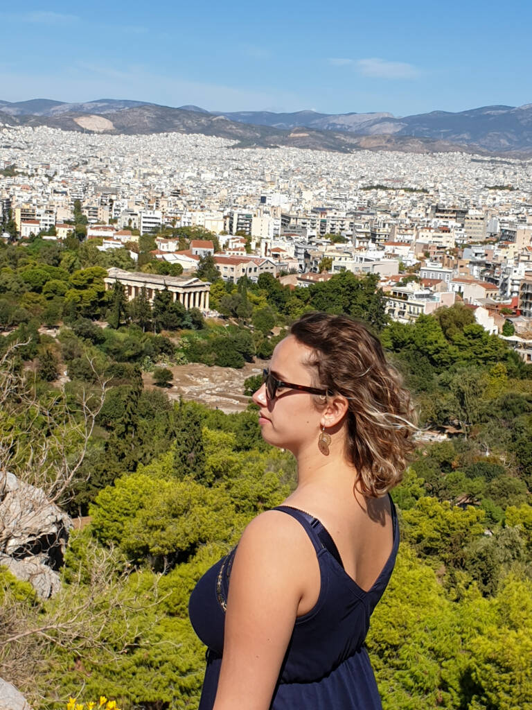 Frugère Manon et vue sur Acropole et Athènes