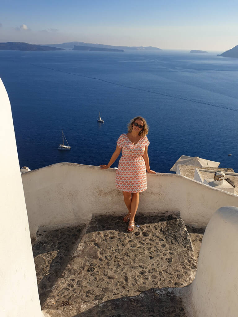 Frugere Manon à Oia, Santorin, devant la mer Égée