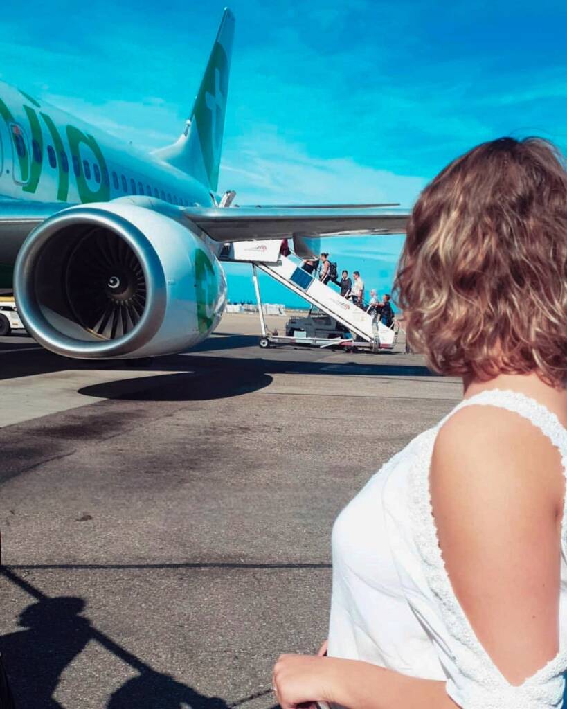 Frugere Manon prête à embarquer dans un avion de la compagnie Transavia