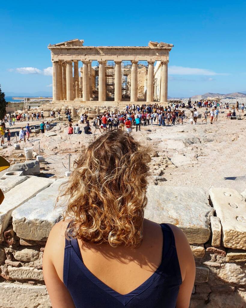 Frugere Manon face au Parthénon à Athènes
