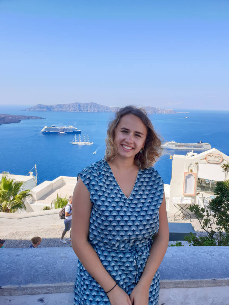 Frugère Manon souriant avec la mer Égée derrière