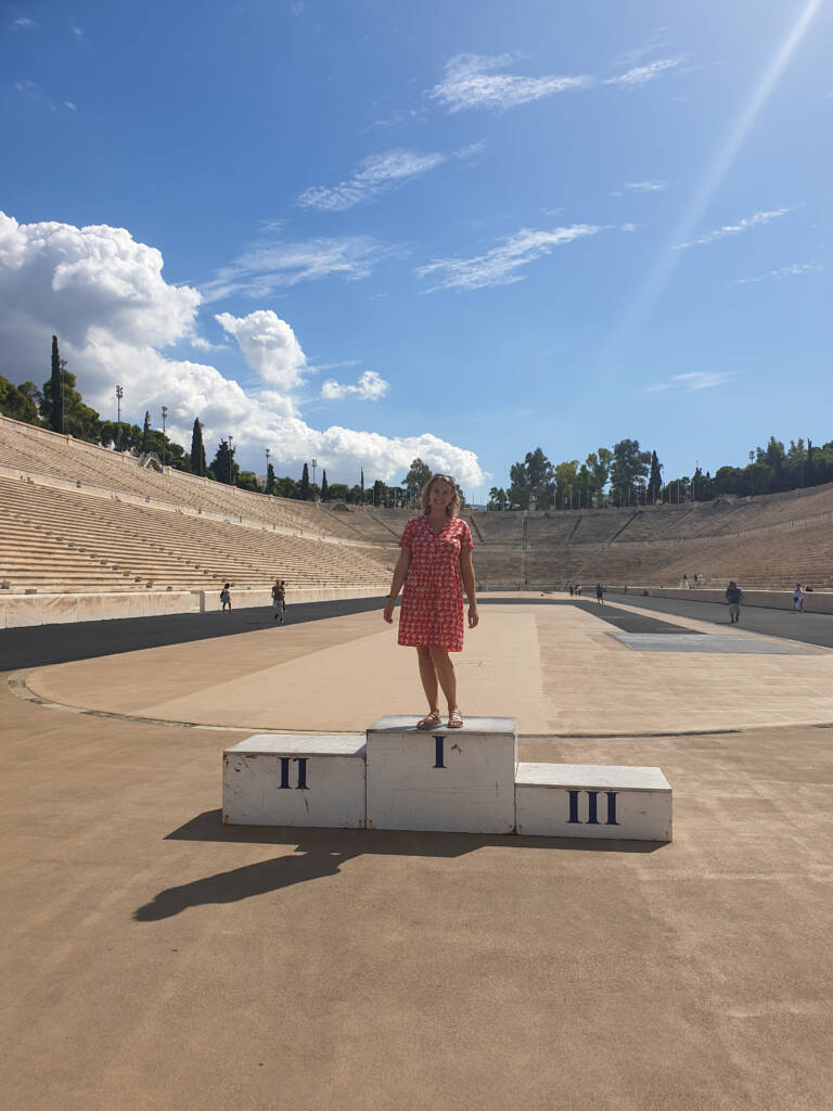 FRUGERE Manon sur le podium au stade panathénaïque d'Athènes en Grèce