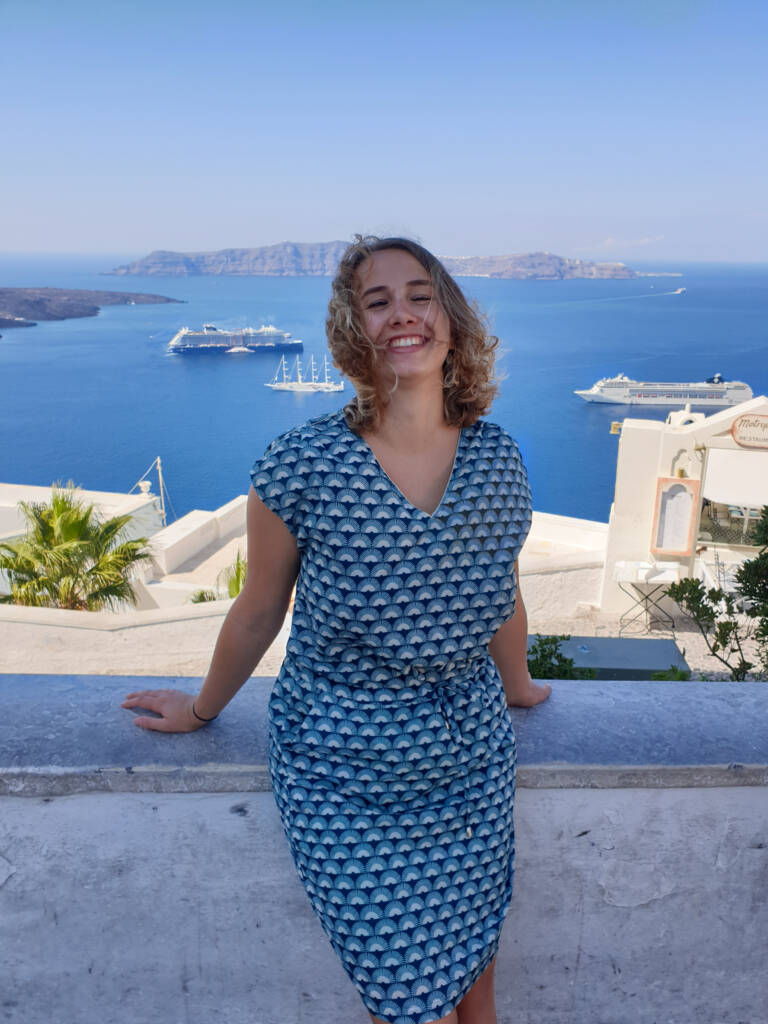 Sourire de Manon Frugère à Santorin