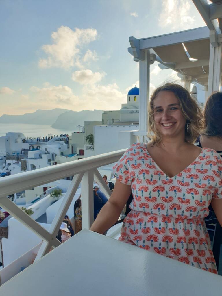 Frugere Manon en terrasse du King Neptune à Oia, Santorin.
