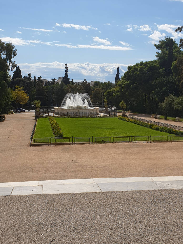 Fontaine dans le Jardin National à Athènes en Grèce