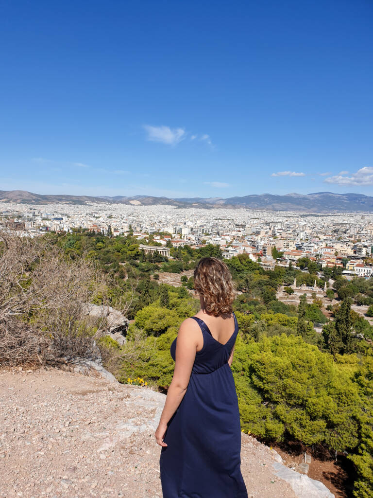 Frugere Manon regardant Athènes en Grèce