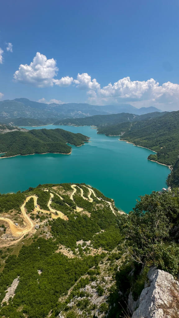 Vue sur le lac de Bovilla avec le chemin pour accéder au point de vue