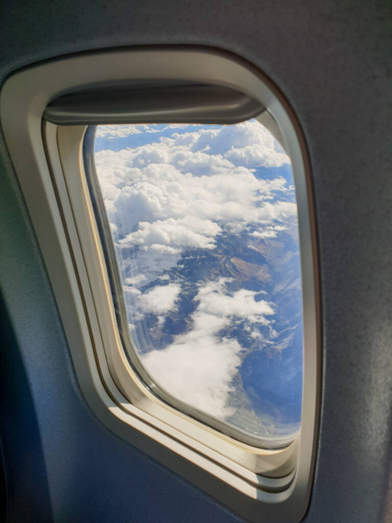 Hublot avion avec montagnes et nuages