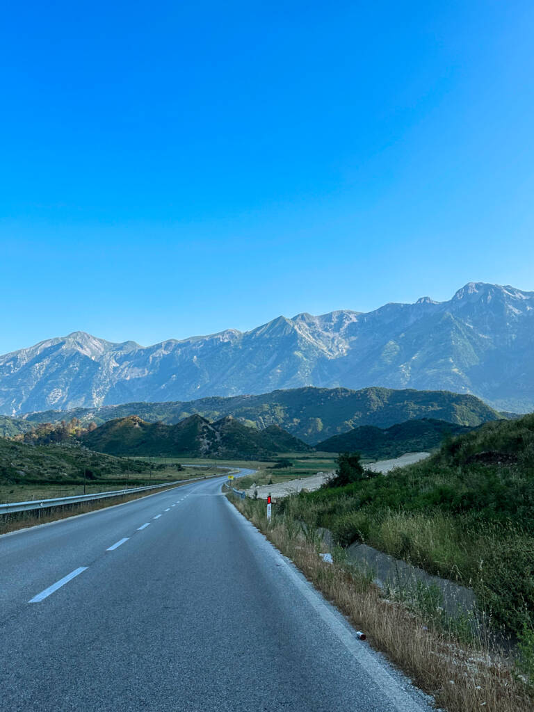 Route et montagne en Albanie