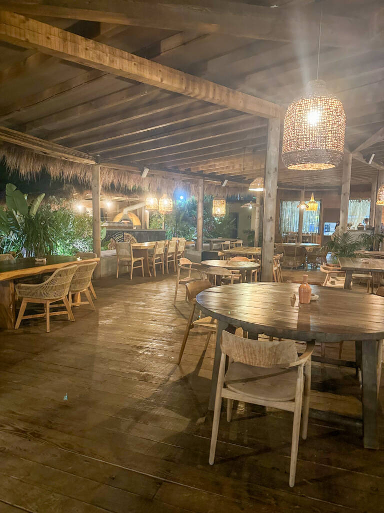 Terrasse couverte avec tables et chaises en bois du Carpe Diem Beach à Qeparo en Albanie
