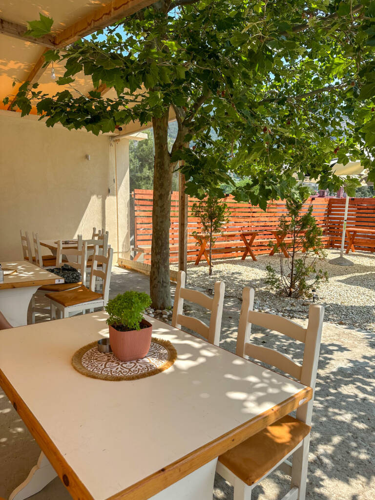 Tables et chaises sur la terrasse du restaurant Jo&Jo à Qeparo en Albanie