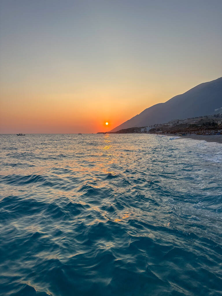 Coucher de soleil au dessus de la mer en Albanie