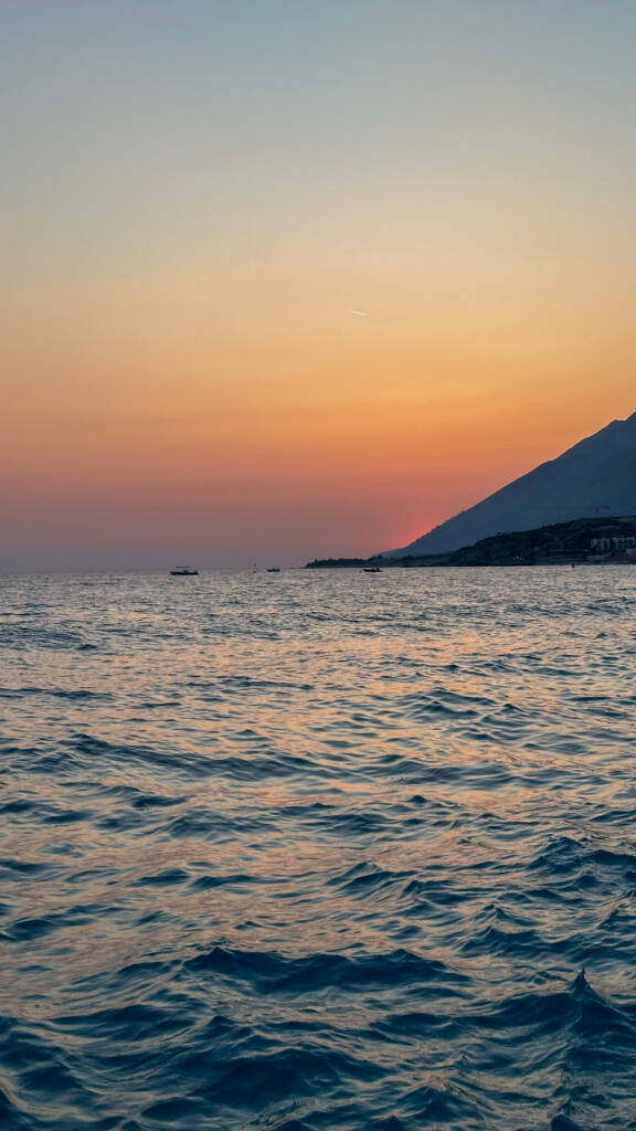 Crépuscule au dessus de la mer en Albanie
