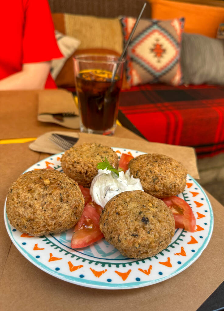 Qifqi chez Komiteti bar à Gjirokastër en Albanie