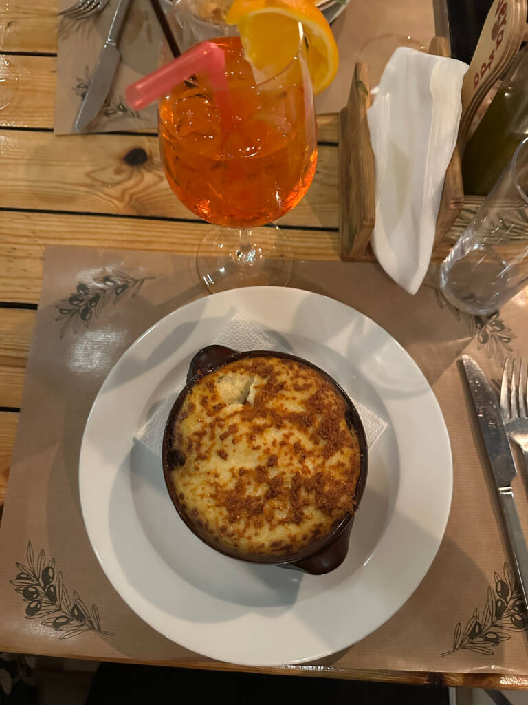 Moussaka et spritz au restaurant
