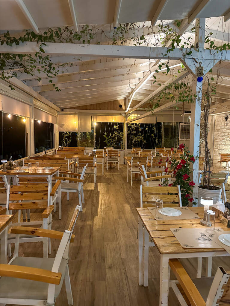 Salle du restaurant la Véranda à Qeparo en Albanie