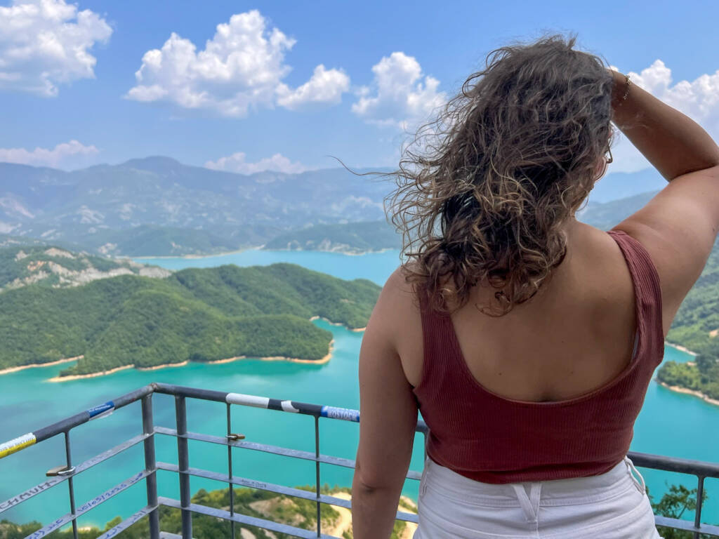 FRUGERE Manon regardant le Lac Bovilla en Albanie