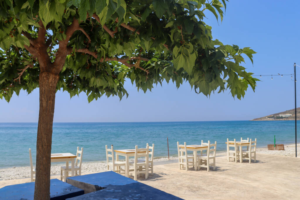 Terrasse du Jo&Jo à Qeparo en bord de mer avec ses tables et ses chaises.