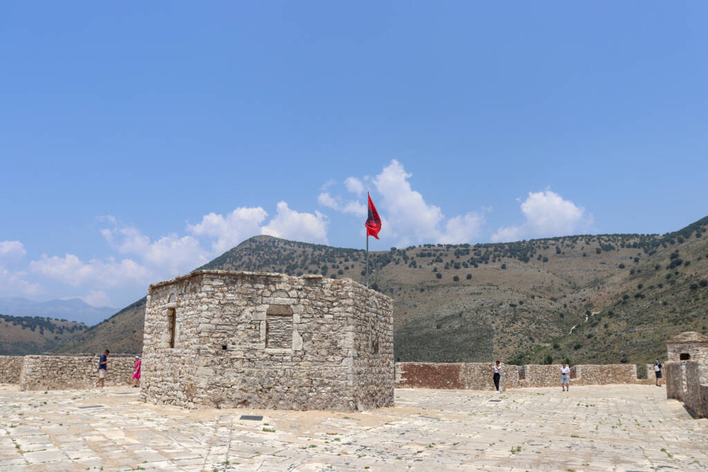 Toit terrasse du château de Porto Palermo avec les montagnes derrière en Albanie