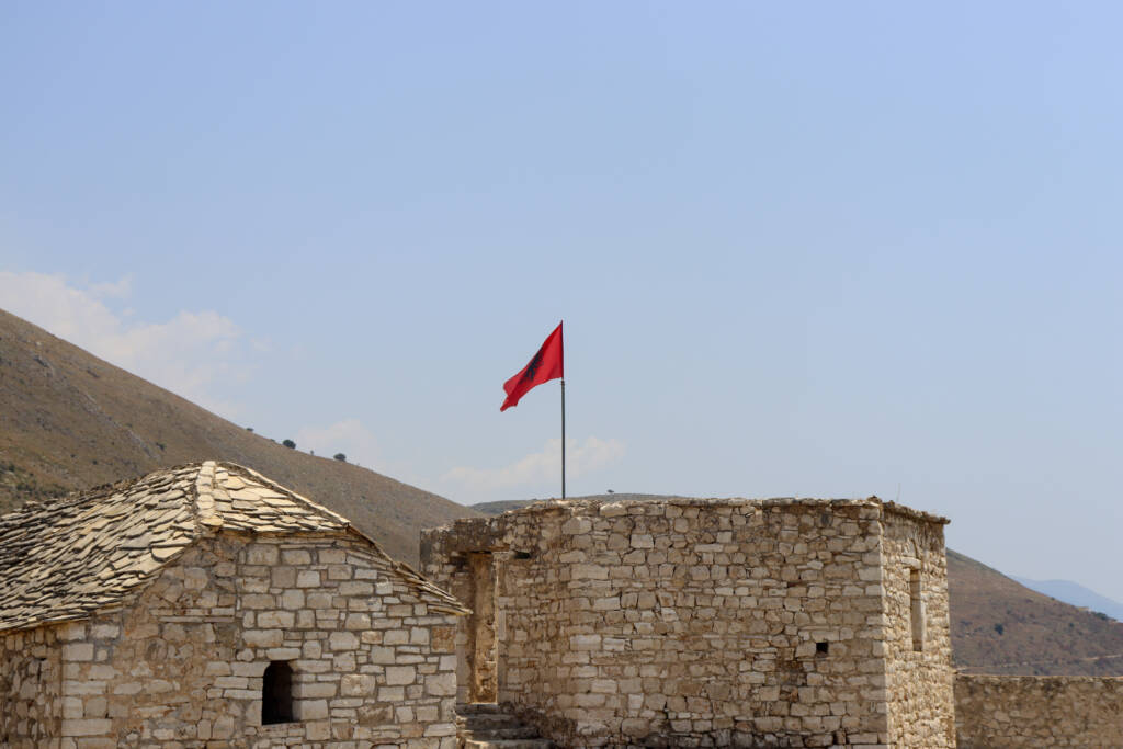 Château de Porto Palermo avec le drapeau