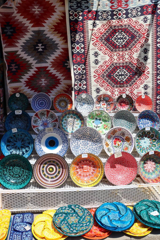 Assiettes et tapis en Albanie
