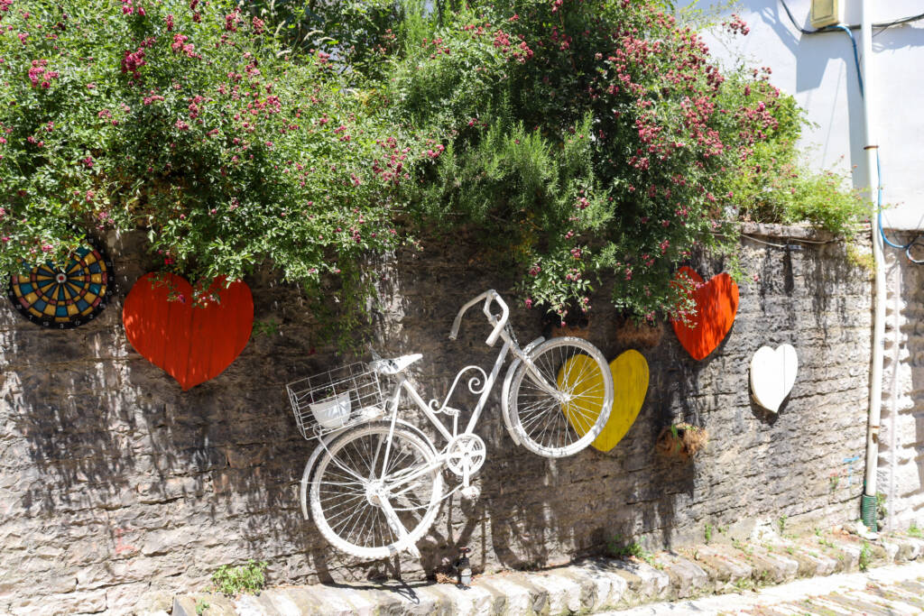 Vélo dans les rues de Gjirokastër en Albanie