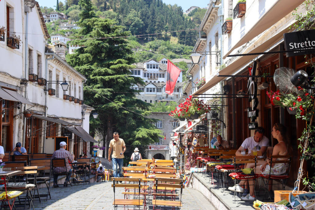 Rue Gjirokastër en Albanie