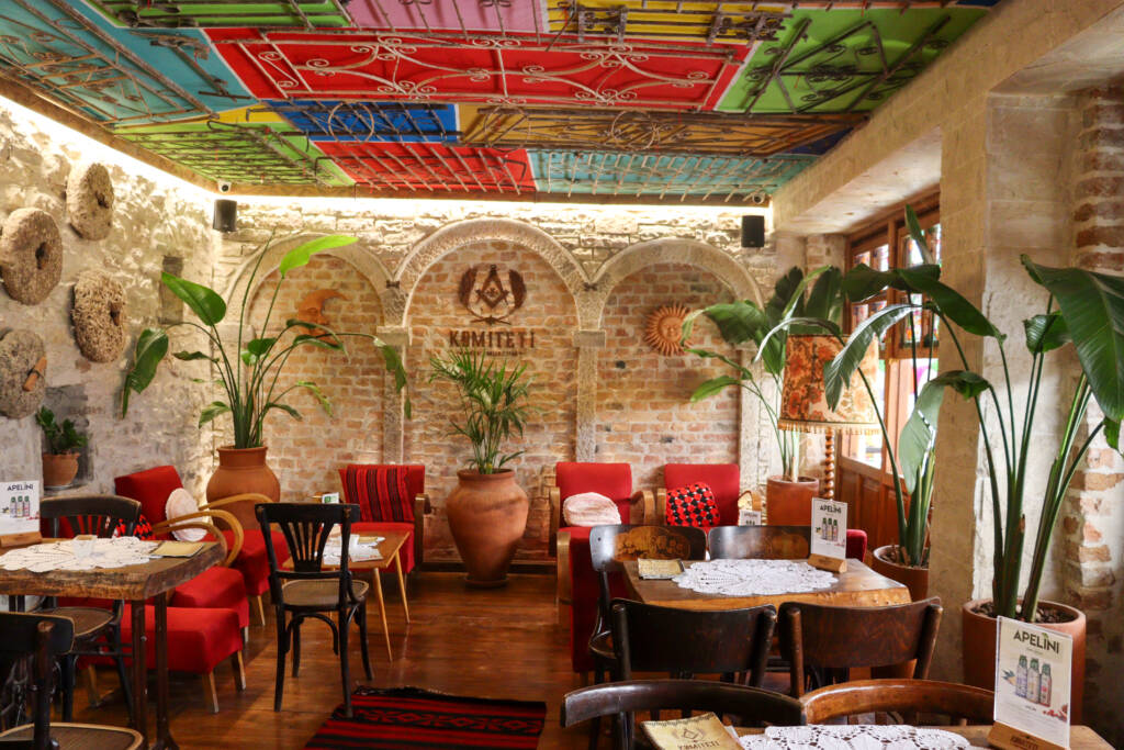 Intérieur du Komiteti Bar à Gjirokastër en Albanie