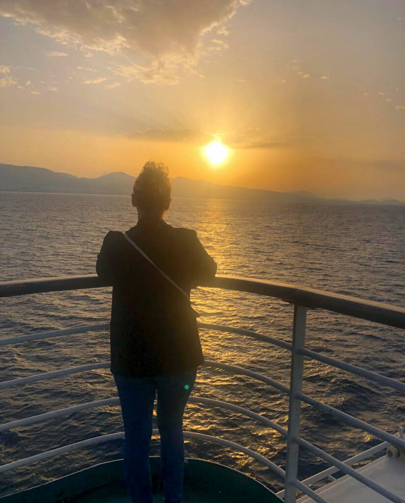 FRUGERE Manon admirant un lever de soleil sur le ferry de Santorin à Athènes