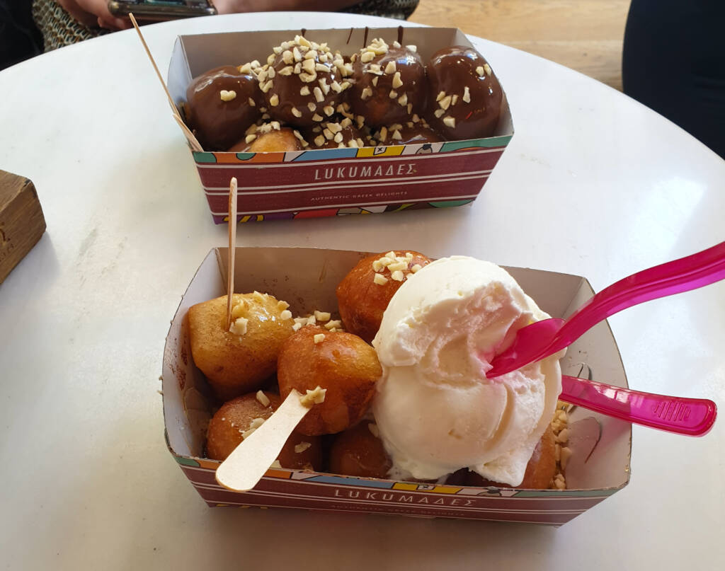 Loukoumades à Athènes chez LUKUMAΔΕΣ