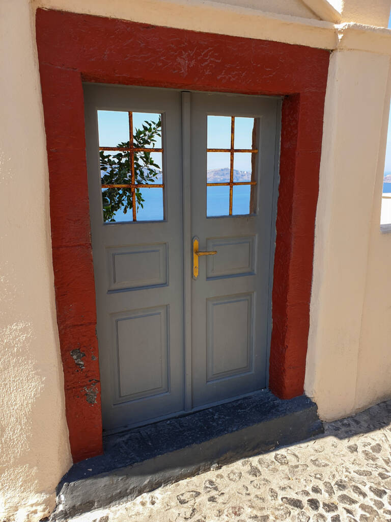 Porte fenêtre avec vue sur la mer Égée