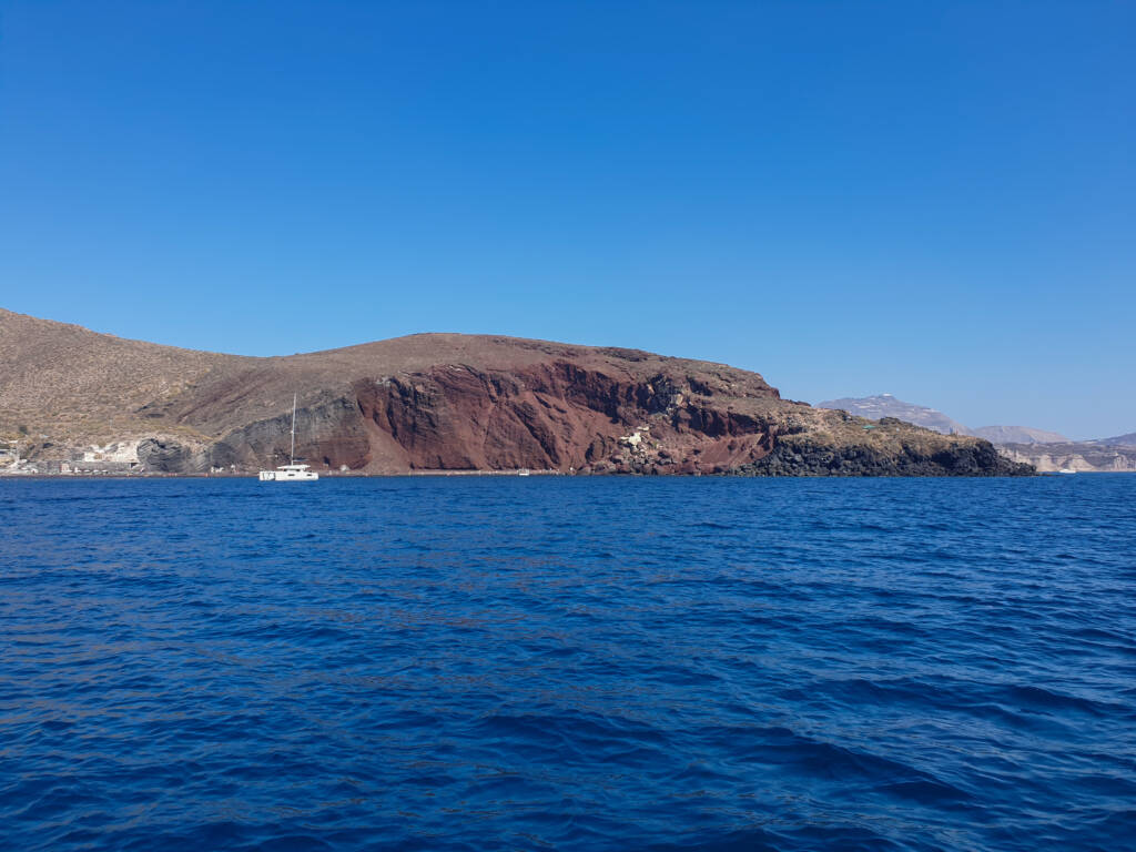 Plage de sable volcanique à Akrotiri (Santorin) appelé "Red Beach"