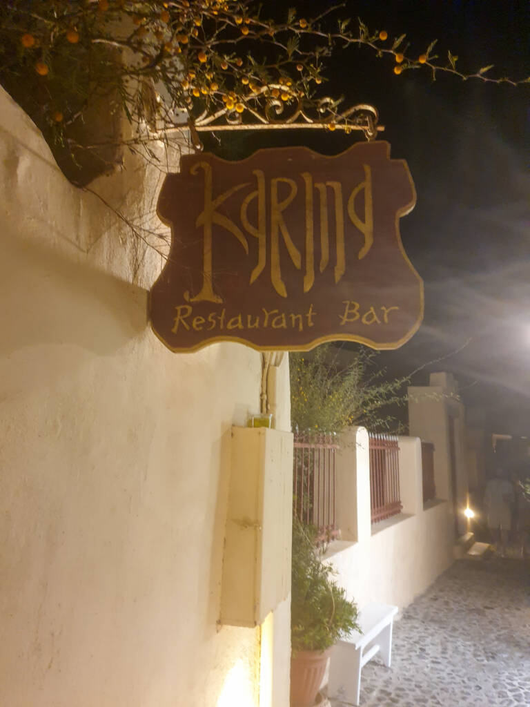 Panneau restaurant bar "Karma" à Oia, Santorin