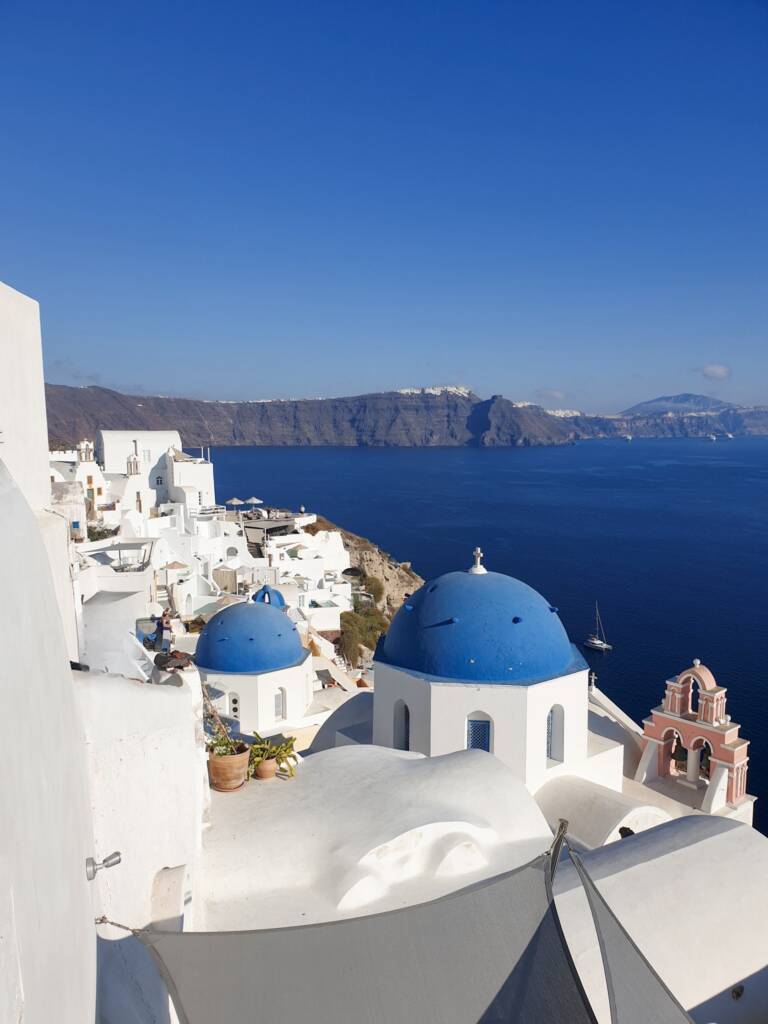 Oia, ville de Santorin avec ses maisons blanches et toits bleues