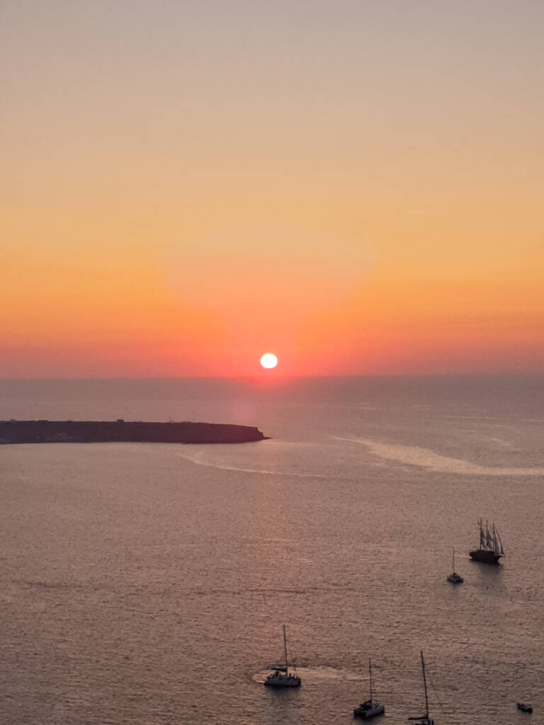 Coucher de soleil sur la mer Égée depuis l'île de Santorin