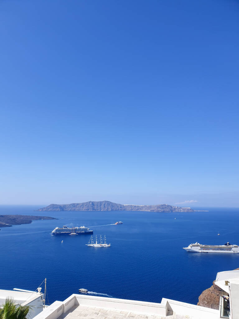 Mer Égée avec des bâteaux vue depuis Santorin