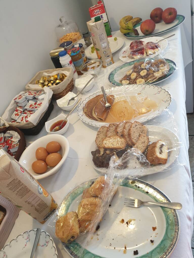 Petit déjeuner buffet avec oeufs, viennoiseries, gâteaux, jus de fruits, ...