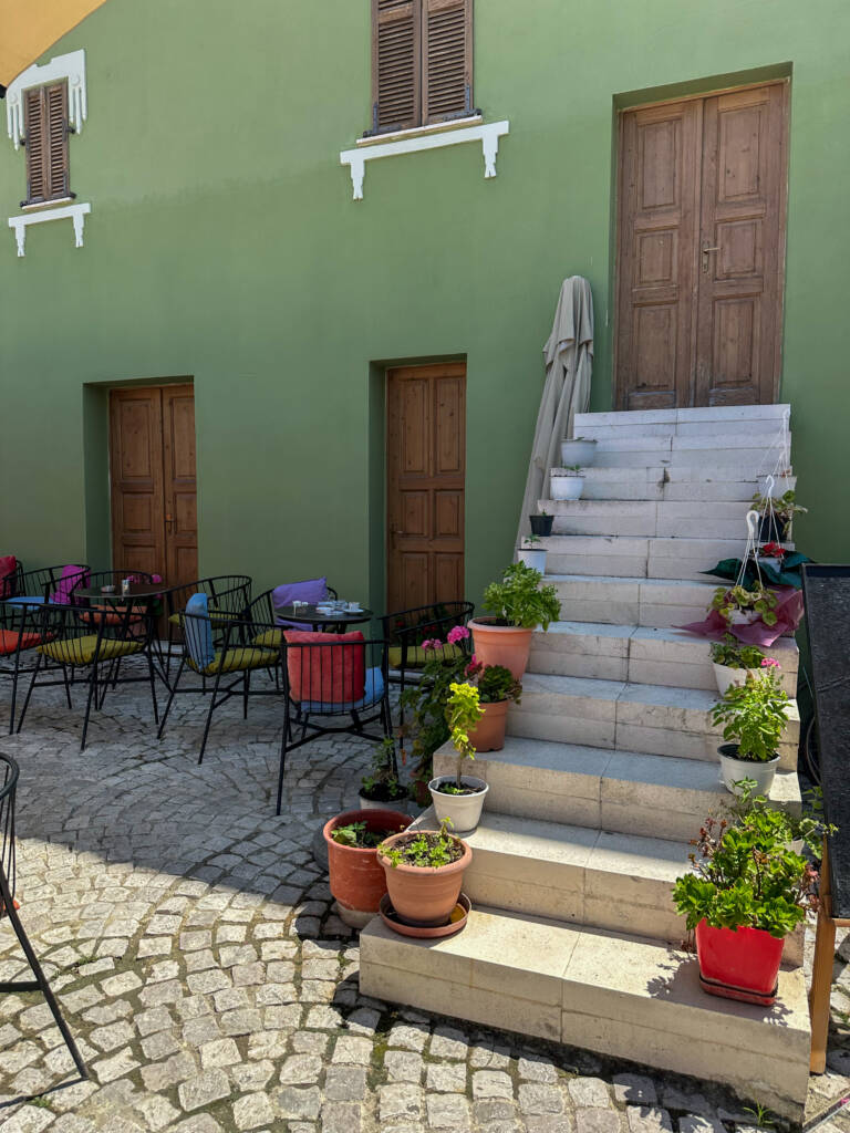 Maison avec la façade verte et son escalier à Vlorë