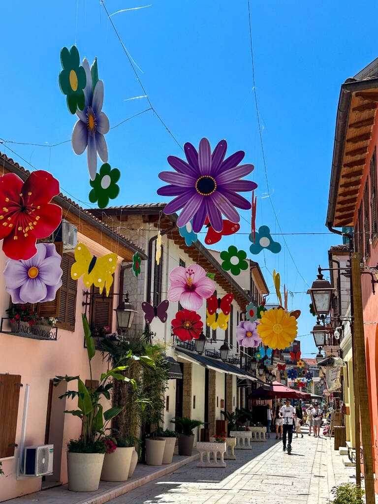 Rue de Vlorë avec des fleurs en carton