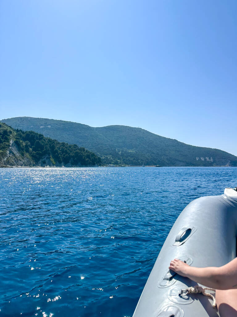 Bateau en mer face aux montagnes