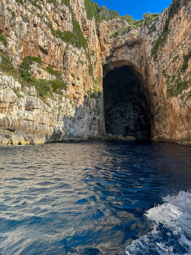 Entrée de la grotte de Haxhi Ali