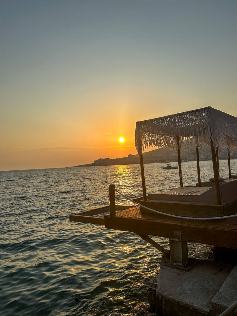 Coucher de soleil au Lost Seaside à Sarande