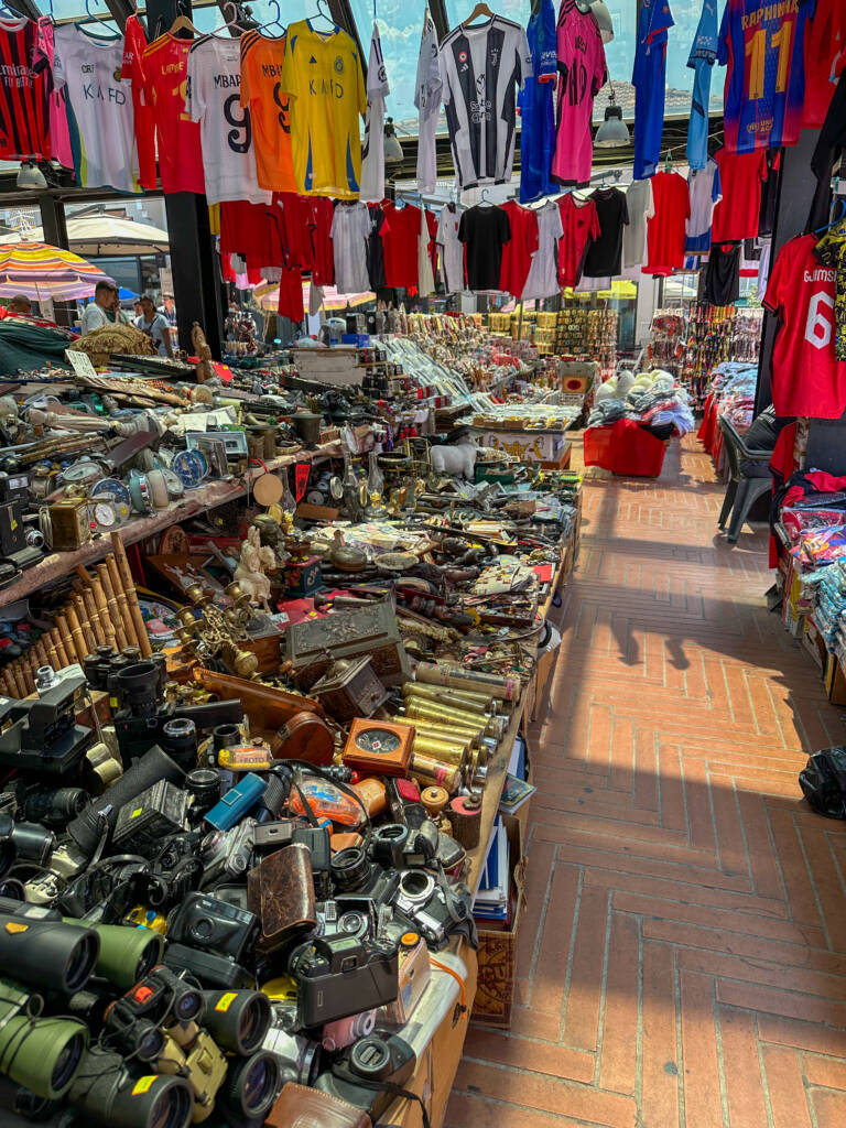 Bazar de Pazari i Ri avec des maillots de football, des stands...
