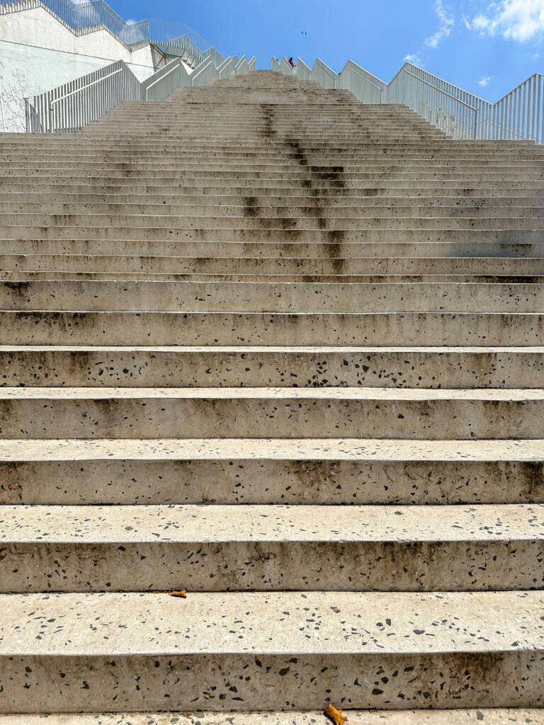 Marches de la pyramide à Tirana en Albanie