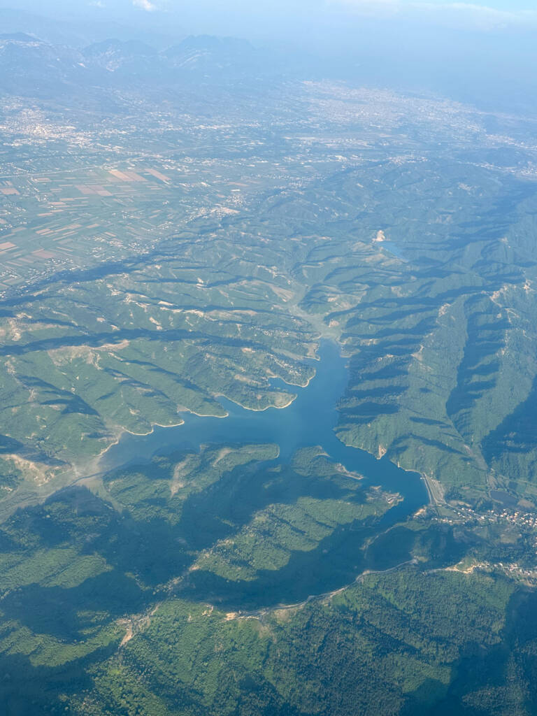Vue depuis l'avion sur les montagnes et un lac