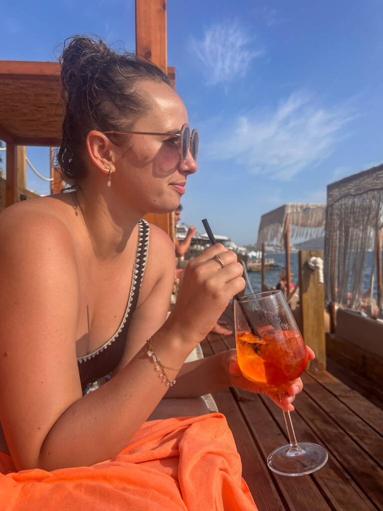 FRUGERE Manon buvant un spritz chez Lost Seaside à Sarande