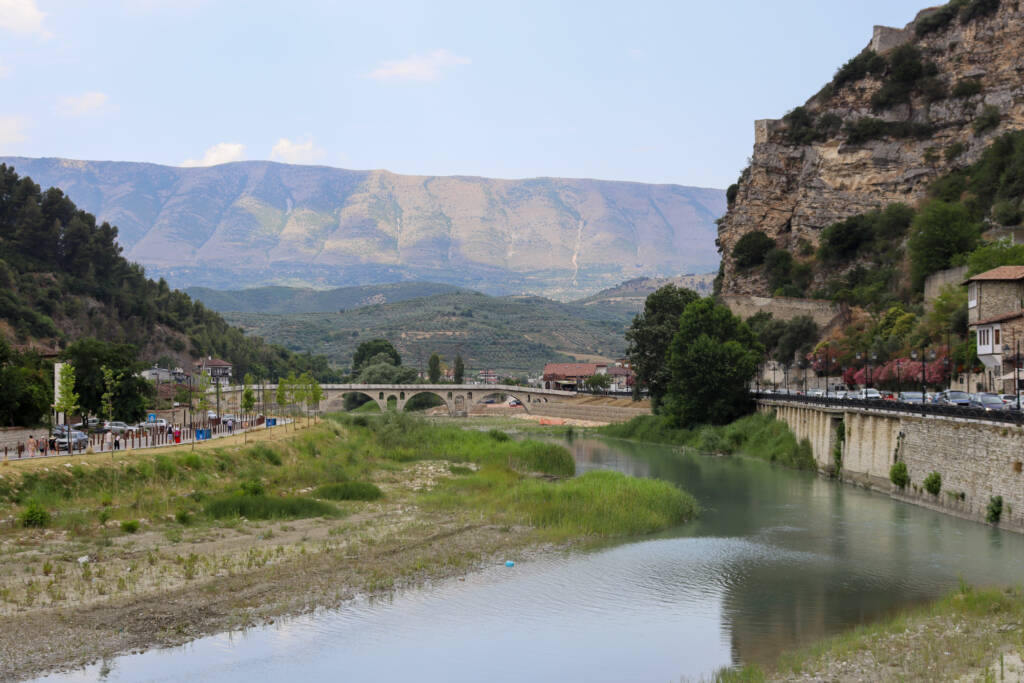Rivière Osum qui traverse Berat avec la montagne derrière