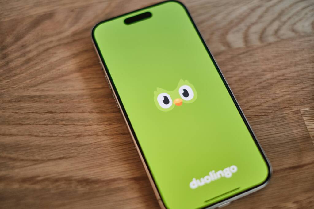 Téléphone avec l'application Duolingo