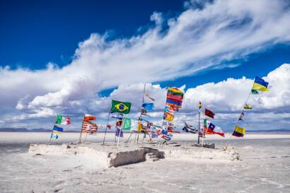 Drapeaux des pays sur le lac de Bolivie